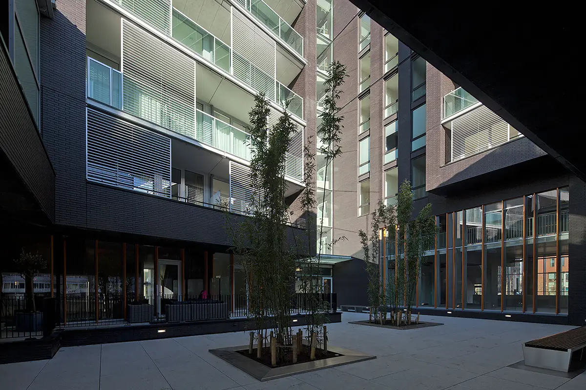 Privacyvriendelijke binnenhof aan het water, Miles Building Amsterdam