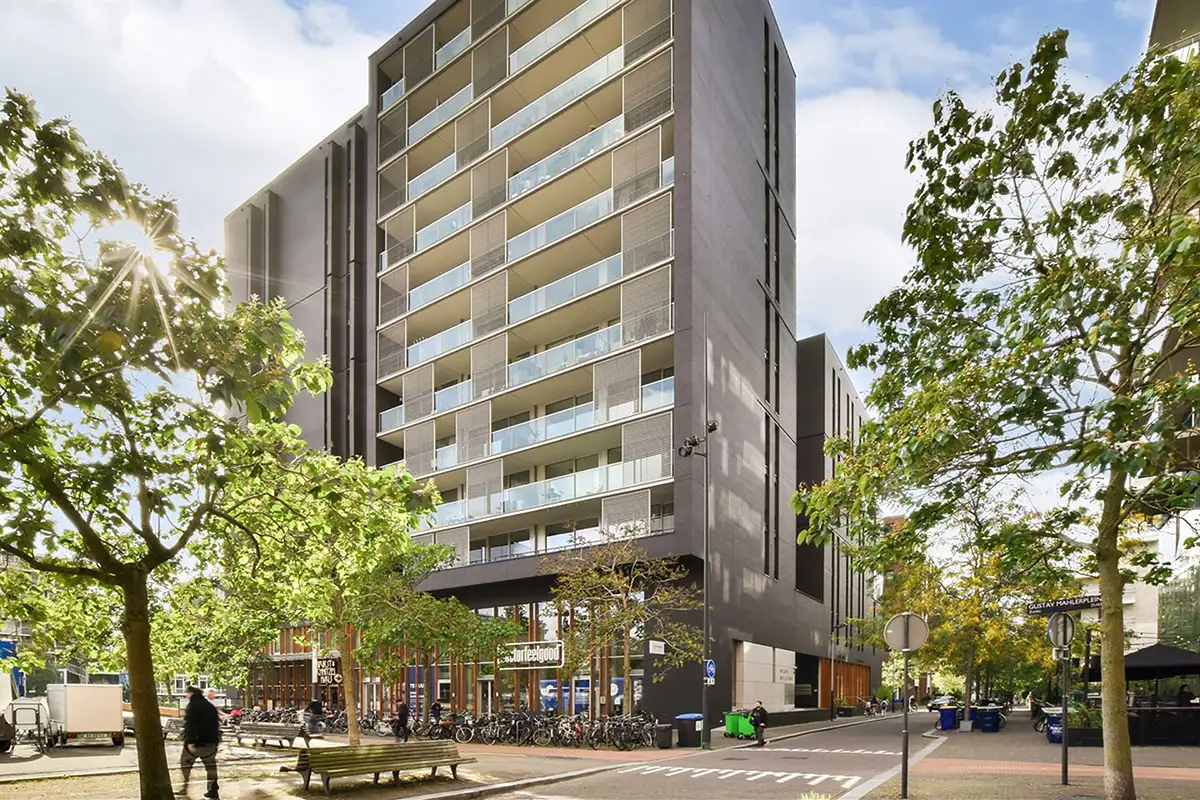 Artikel Miles Building Amsterdam gezien vanaf het plein